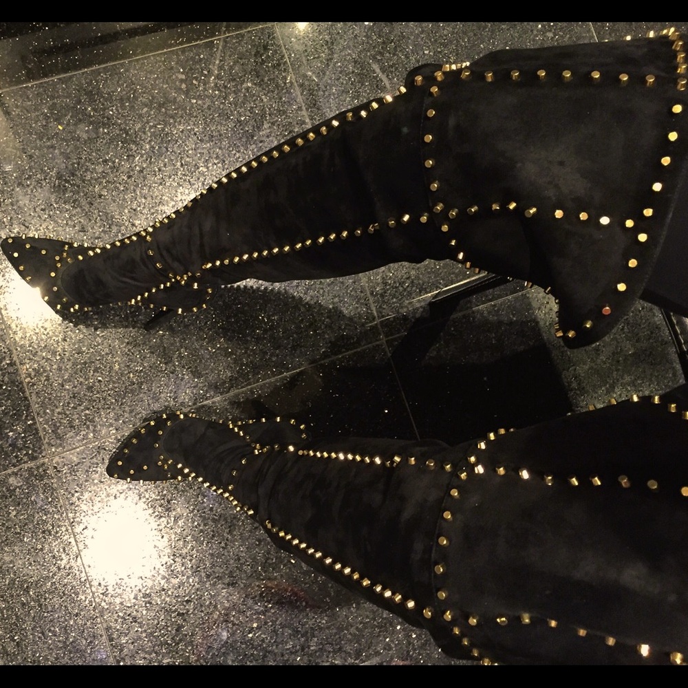 I am Jennifer Le 2BD black suede boots